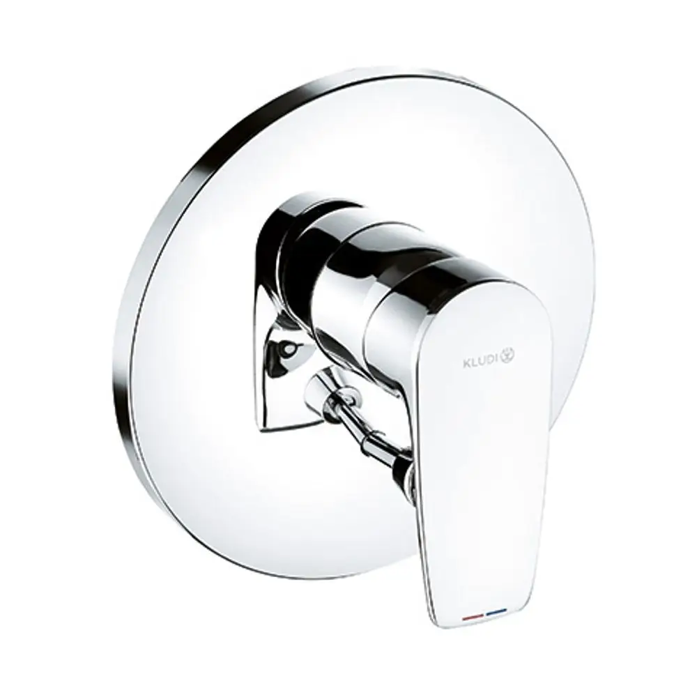 Wandmontiertes Bedienfeld von Kludi mit verchromter Oberfläche und einem Hebel zur Regulierung des Wassers. Ergonomisches Design ohne sichtbare Schrauben.